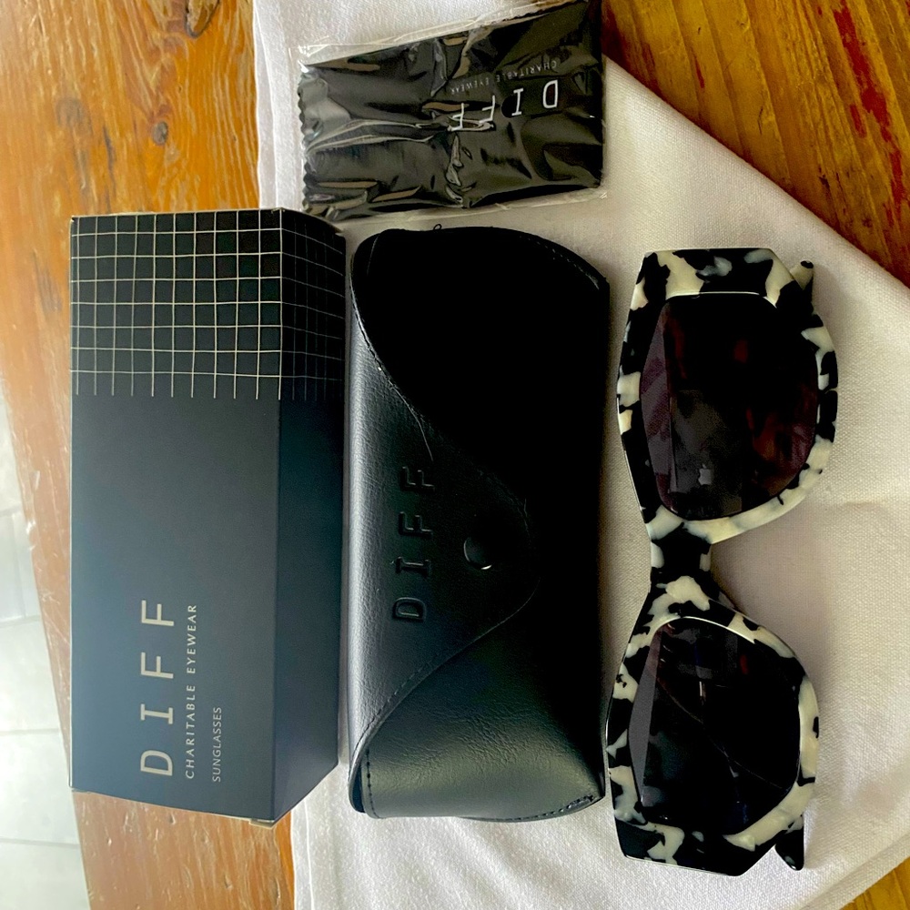 Diff Zoe Polarized Sunnies! Brand new. Box, case, cleaning cloth. Never worn.